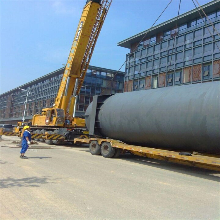 三台大型吊装作业